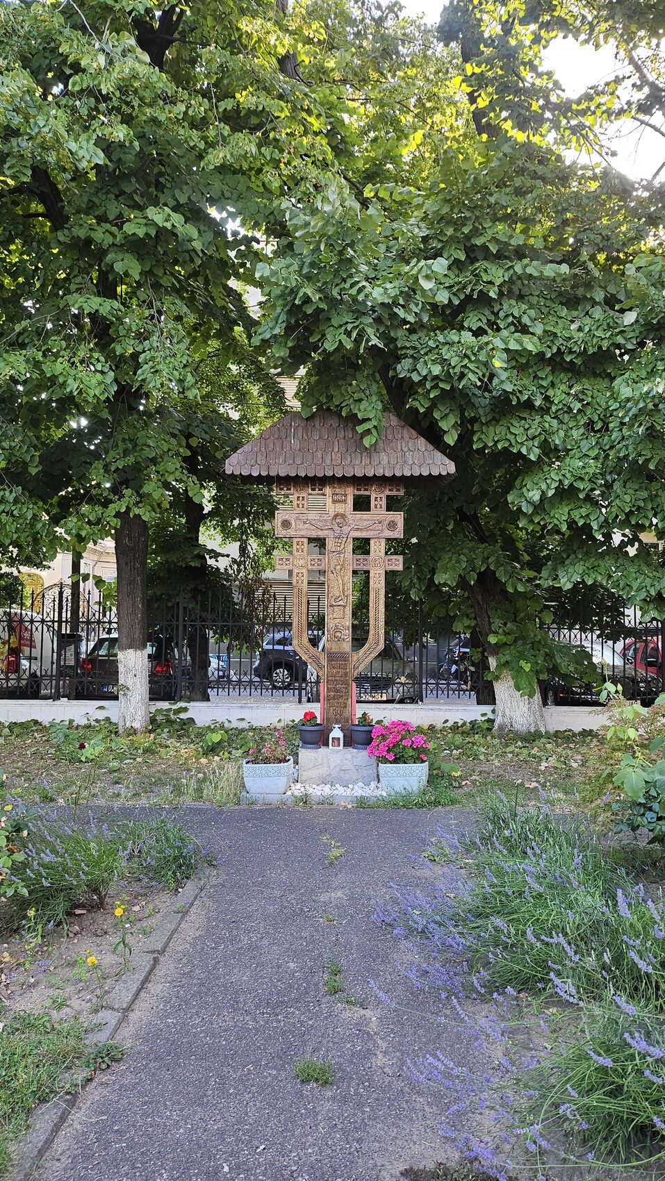 Troița din parcul bisericii Popa Soare